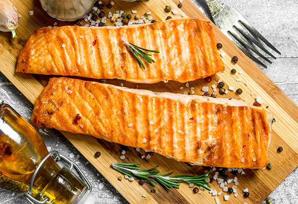 Grillezett lazacfilé, párolt spenót, quinoa saláta és citromos vinaigrette öntet