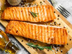 Grillezett lazacfilé, párolt spenót, quinoa saláta és citromos vinaigrette öntet