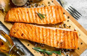 Grillezett lazacfilé, párolt spenót, quinoa saláta és citromos vinaigrette öntet